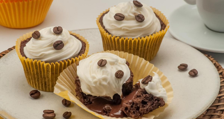 Imagem de um cupcake com grãos de café um chantilly.